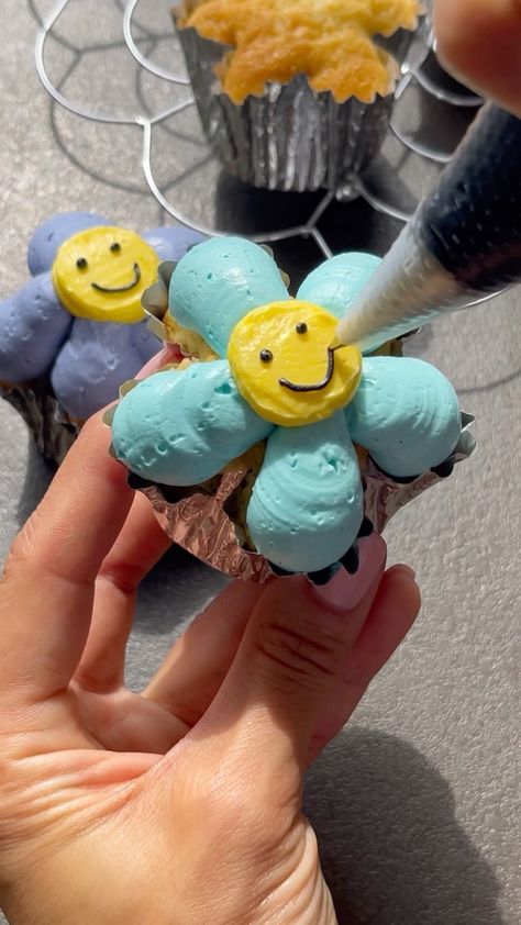 Pretty Cupcakes Designs, Summer Themed Cupcakes, Birthday Smiley, Smiley Daisy, Cupcakes Flores, Funny Cupcakes, School Cupcakes, Daisy Cupcakes, Cupcake Videos