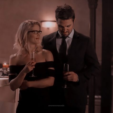 #arrow #greenarrow #felicitysmoak #emilybettrickards #oliverqueen #stephenamell #olicity #arrowverse #miaqueen #williamclayton #johndiggle #laurellance #saralance #theaqueen #royharper #dinahdrake #icons #arrowcw #dctv #dcuniverse #dccomics #dcseries #thecw #olicityedit #stemily #miasmoak #стрела #зеленаястрела Felicity Smoak Icons, Olicity Aesthetic, Oliver Queen Aesthetic, Green Arrow Wallpaper, Oliver Queen And Felicity Smoak, Felicity And Oliver, Arrow Wallpaper, Dinah Drake, Oliver Queen Arrow