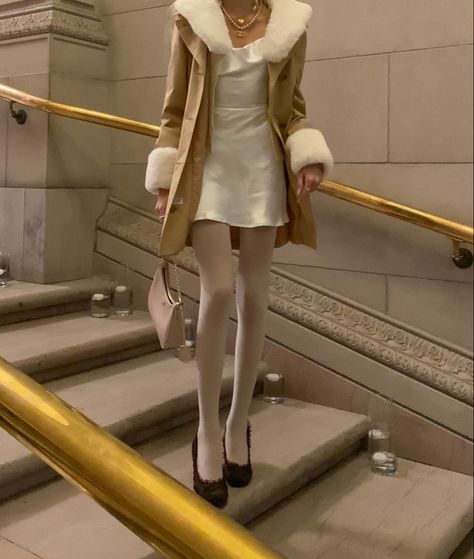 60s Chic Fashion, Beige Winter Outfit, Mode Vintage, Looks Style, Aesthetic Outfits, Look Fashion, Classy Outfits, Aesthetic Clothes, Pretty Outfits