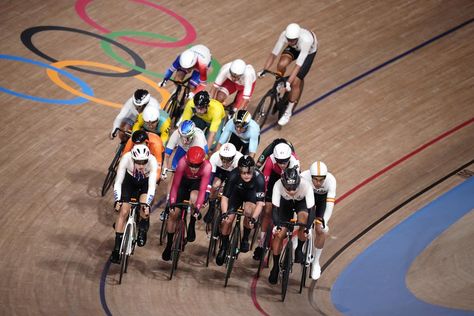 Athletes compete during the track cycling men's omnium elimination race at the 2020 Summer Olympics, Thursday, Aug. 5, 2021, in Izu, Japan. (AP Photo/Christophe Ena)　▼5Aug2021AP | Braspennincx, Walls win track cycling gold at Tokyo Games Track Cycling, Izu, Summer Olympics, Sports Cycle, Hong Kong, Basketball Court, Cycling, Tokyo, Track