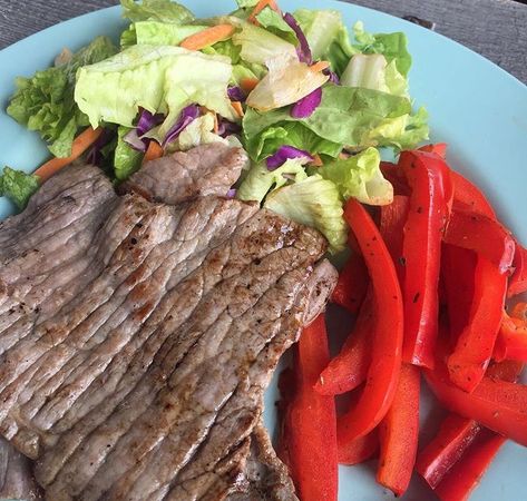 BISTEC ASADO DE CERDO CON ENSALADA Carrots, Meat