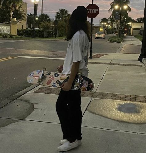 Aesthetic Pics Black, Skateboard Girl Aesthetic, Kids Skateboard, Comfy Outfit Ideas, Best Skateboard, Skate Outfit, Airport Outfits, Skateboard Girl, Aesthetic Pics