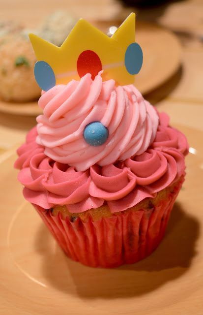 Princess Peach Bday Cake, Princess Peach Cupcakes Super Mario, Mario Peach Party, Princess Peach Birthday Cupcakes, Princess Peach Cupcake Cake, Princess Peach Birthday Cake Ideas, Mario Bros Cupcakes Ideas, Princess Peach Food Ideas, Princess Peach Treats