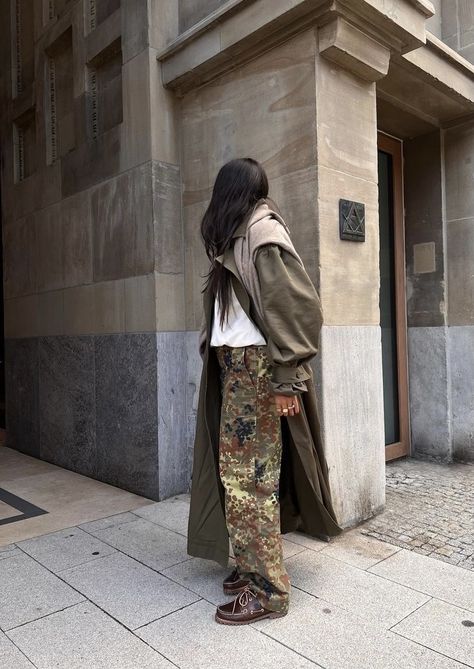 Cargos And Flannel Outfit, Cargo Pants Winter Outfits Women, Women’s Cargo Pants Outfit, Cargo Pants Winter Outfit, Juju Watkins, Camouflage Pants Outfit, Cargo Pants Street Style, Florals Outfits, Rocker Chic Outfit