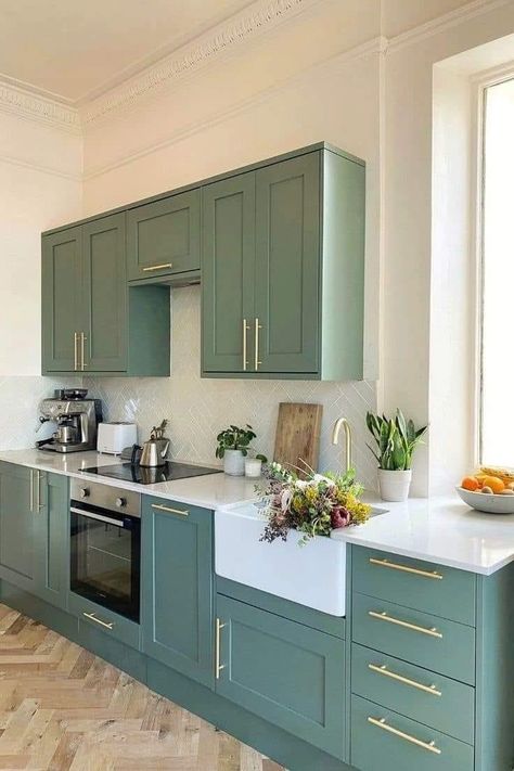 Kitchen With Green Cabinets, Kitchen Colour Combination, Green Kitchen Designs, Model Dapur, Sage Green Kitchen, Desain Pantry, Green Kitchen Cabinets, Kitchen Design Plans, Green Cabinets