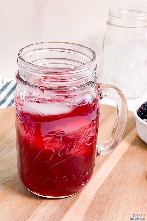 Cool off with a sweet iced blackberry tea. A perfect blend of blackberries and tea, this flavorful drink is sure to satisfy your thirst. Blackberry Tea, Blackberry Syrup, Different Types Of Tea, Iced Tea Recipes, Easy Drink Recipes, Tea Tasting, Grey Tea, Agave Nectar, Hot Tea