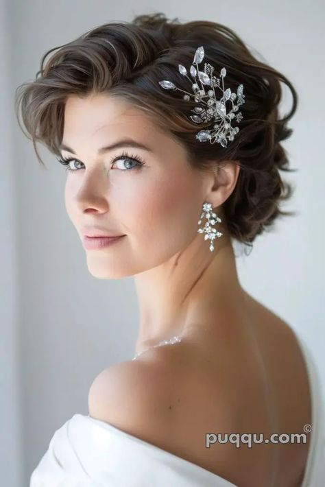 Short Bridal Hair, Short Hair Bride, Haircut Tip, Classic Wedding Hair, Wedding Hairstyles Medium Length, Timeless Wedding Dress, Fairy Tale Wedding Dress, Trends For 2024, Mom Hairstyles