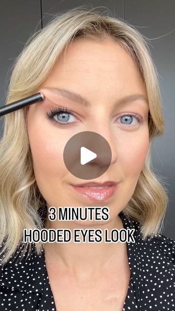 Michèle Clausen on Instagram: "3 MIN HOODED EYES LOOK!   Transform your hooded eyes in just 3 minutes! Watch as I use only 2 products to create this stunning look.  Products: @bobbibrown  -Bronzing Powder in Golden Natural -24h Kajal Liner Waterproof  #hooded #quickmakeup #eyemakeup #eyeliner" Hooded Eye Hacks, Only Eyeliner Look, Natural Eye Makeup Hooded Eyes, Cat Eye Hooded Eyes, Natural Makeup Hooded Eyes, Khol Eyes, Kajal Eyes, Eyeliner Hooded Eyes, Kajal Liner