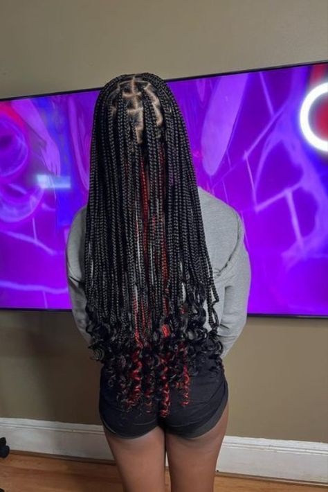 Peekaboo Knotless Braids Medium, Curled Knotless Box Braids, Peekaboo With Curls, Peekaboo Knotless With Curls, Red Peekaboo Box Braids With Curls, Knotless Boxbraids Medium With Curls, Red Peekaboo Braids With Curls, Red And Black Knotless Braids With Curls, Medium Knotless With Curls At The End