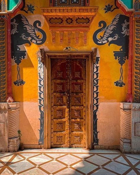 (6) INDIC AESTHETICS on X: "A collection of beautiful doors from the palaces of India❤️ A photo thread 🧵 1/8 https://t.co/FQ6ozIpSac" / X Reference Background, Bachelor Night, Words To Spell, Indian Doors, Warehouse Design, Set Design Theatre, Indian Architecture, Indian Inspired, Beautiful Doors