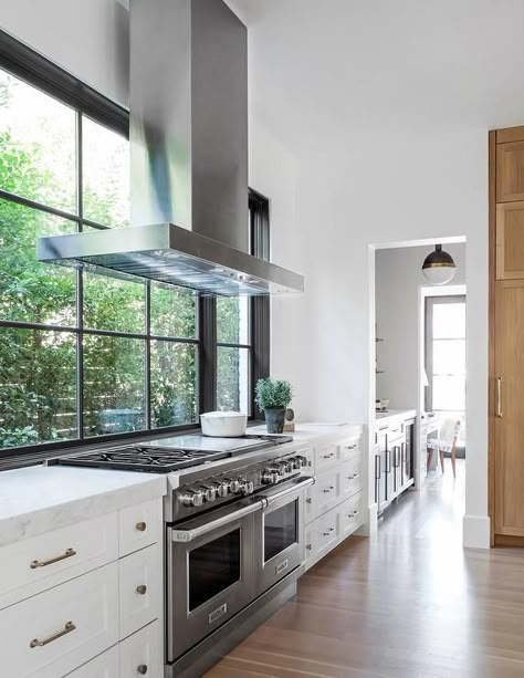 Kitchen hood in front of windows Shm Architects, Modern Kitchen Room, Ranch Makeover, Kitchen Chimney, Modern Home Decor Kitchen, Mediterranean Style Home, Kitchen Range Hood, Kitchen Hoods, Kitchen Stove