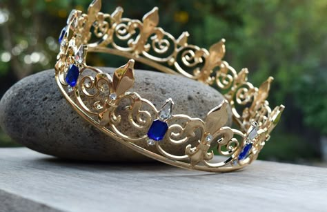 Audrey Crown, Descendants 3 Cosplay Costume Tiara, Realistic Gold Metal and Blue Glass Rhinestones, Men's Boy's King's Crown, Blue Crown Aesthetic, Gold And Blue Crown, Boys Crown, Tulle Hair Bows, Male Crown, King's Crown, Prince Clothes, Crown Aesthetic, Prince Crown