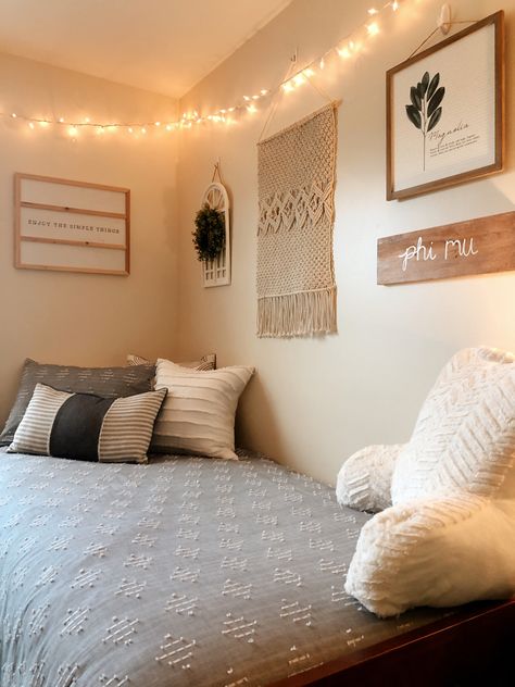 Neutral Dorm Room Ideas Boho, Neutral Dorm Room Decor, Neutral College Dorm, Dorm Room Neutral Colors, Neutral Dorm Decor, Neutral Dorm, Beige Dorm Room, Dorm Room Boho, Neutral Dorm Room