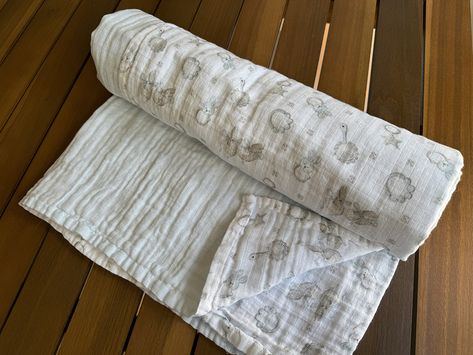 Muslin Swaddle Blanket Pattern, Muslin Swaddle Blanket Diy, Muslin Quilt Diy, Muslin Fabric Projects, Baby Blanket Sewing Pattern, Baby Blanket Patterns Sewing, Swaddle Blanket Pattern, Easy Throw Pillows, Cotton Gauze Blanket