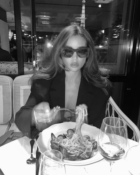 Pasta Milano, Nightout Aesthetic, Red Nails Short, Restaurant Pasta, Aesthetic Restaurant, Pasta Ideas, Dresses Champagne, New Year Resolution, New Year Resolutions