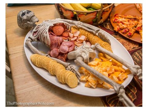 Skeleton platter - use premade meat and cheese tray like Hormel. Diy Food Halloween, Hosting Halloween, Meat Tray, Menu Halloween, Halloween Potluck, Diy Halloween Treats, Food Halloween, Halloween Menu, Spooky Christmas