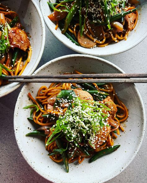 On the table in minutes, this Japanese Miso Pork & Green Bean Stir Fry with Hokkien Noodles is sure to become a family staple! Miso Stir Fry, Miso Pork, Green Bean Stir Fry, Hokkien Noodles, Food For Friends, Bean Stir Fry, Steak Stir Fry, Large Fries, Pork Fillet