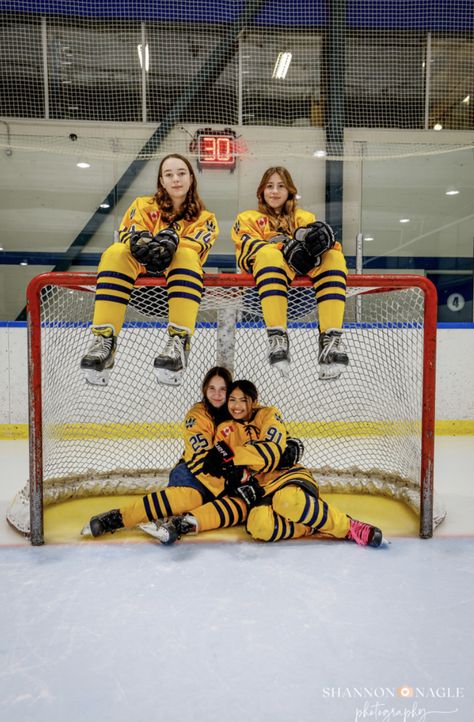 Hockey Team Photo Ideas, Hockey Media Day Poses, Hockey Media Day, Hockey Hairstyles, Savannah Pictures, Hockey Team Photos, Media Day Poses, Hockey Pictures, Media Day