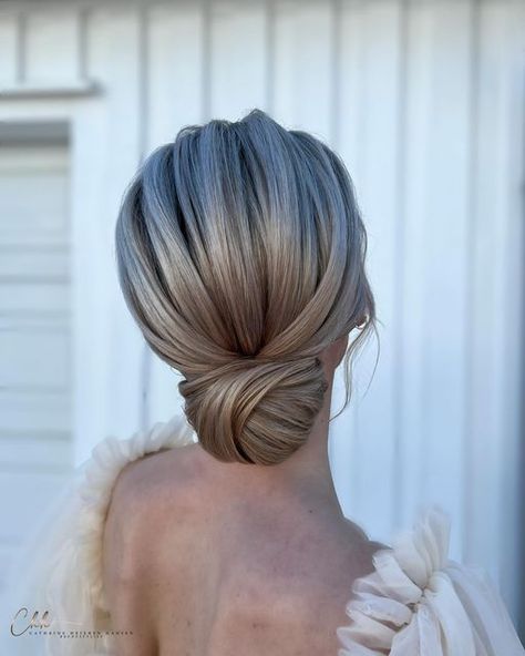 Cathrine Heieren Hansen on Instagram: "Smooth buns 🤤 🙌🏻 Får aldri nok av de 😍 - #smoothbuns #updoeducator#lowbun" Smooth Bun, Elegant Bun, Wedding 2024, Civil Wedding, Wedding Hair And Makeup, Bride Hairstyles, Wedding Looks, Hair Updos, Wedding Hair