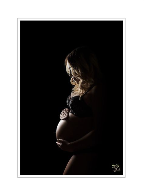 Maternity Photography Black Backdrop, Black Background Maternity Photos, Black Backdrop Maternity Shoot, Pregnancy Shoots, Studio Maternity Shoot, Pregnancy Pictures, Maternity Photography Studio, Photoshoot Backdrops, Maternity Studio