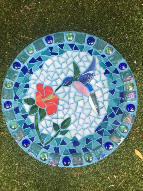 Mosaic Bird Feeder, Boho Mosaic Ideas, Square Mosaic Patterns, Easy Mosaic Patterns, Mosaic Patterns For Beginners, Flower Mosaics, Free Mosaic Patterns, Stained Glass Mosaic Art, Mosaic Stepping Stone