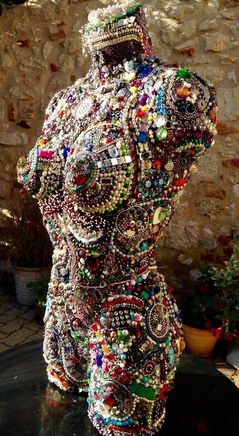 A beautifully decorated dress form that looks like mannequin art. Old Jewelry Crafts, Mannequin Torso, Mannequin Art, Vintage Jewelry Repurposed, Mannequin Dress, Vintage Jewelry Crafts, Vintage Jewelry Art, Junk Art, Mannequin Heads