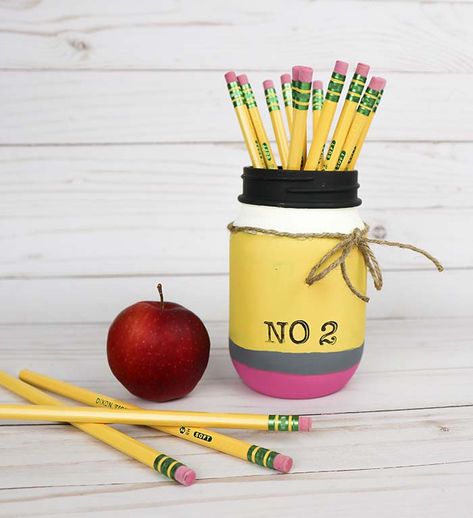 Pencil Mason Jar, Jar Pencil Holder, Towel Sayings, Homemade Teacher Gifts, Easy Teacher Gifts, Easy Stem, Diy Mason Jar Crafts, Make Paper Beads, Jars Snow