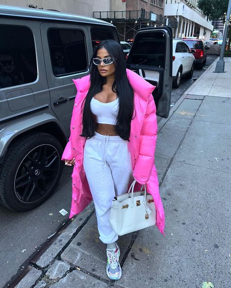 Pink Long Coat, Winter Drip, Outfits Heels, Zara Faux Fur Coat, Vision Bored, Women's Puffer Coats, Fur Hood Jacket, Barbie Dress Fashion, Coat Trends