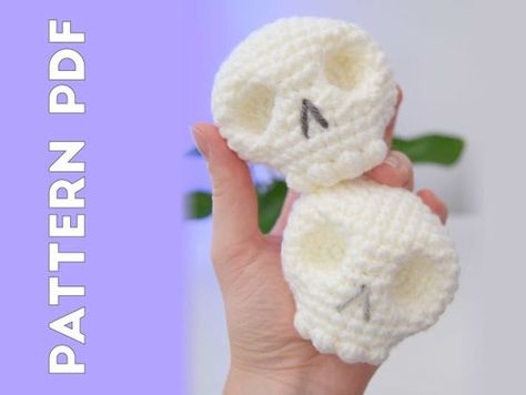 PDF CROCHET PATTERN - Skull - Amigurumi Human Bones Plushie - Sugar Skull Crochet toys ideas #crochettoysideas #crochet #crochettoy #crochetpattern #crochetpatterns 2.747 Crochet Skull Patterns, Crochet Pour Halloween, Crochet Unique, Crochet Skull, Confection Au Crochet, Human Bones, Crochet Design Pattern, Crochet Simple, Fun Crochet Projects