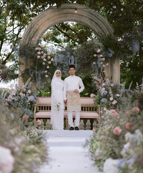 Modern Malay Wedding, Pelamin Outdoor Garden, Konsep Wedding Outdoor, Pelamin Outdoor, Malay Wedding Decor, Classic Malay Wedding Theme, Malay Wedding Pelamin Rustic, Malay Wedding Pelamin, Pelamin Garden