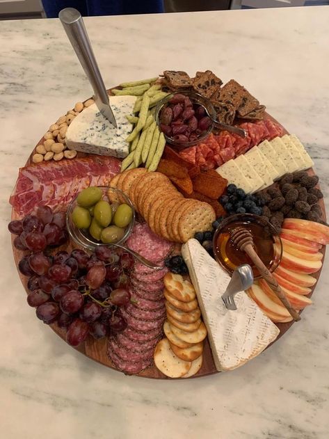 Food To Make With Boyfriend, Food For Boyfriend, Circle Charcuterie Board, Food For Picnic, Charturie Boards, Charcuterie Board For Two, Bday Food, Picnic Food Ideas, Charcuterie Board Cheese