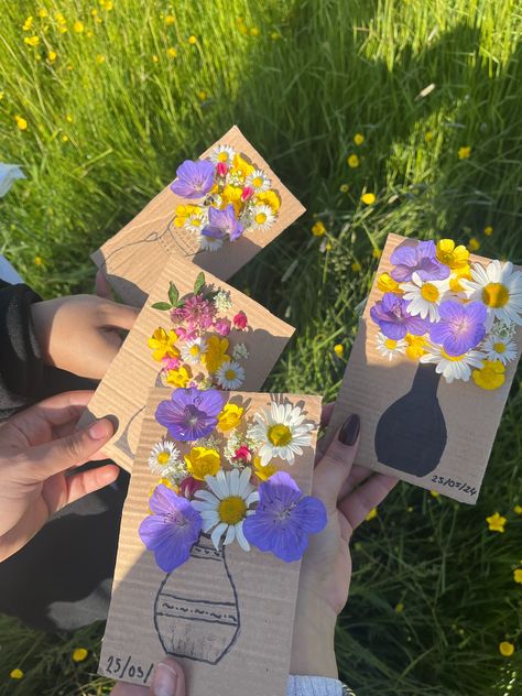 Inspo from Instagram @deryatavas! What To Do When Bored Arts And Crafts, Arts N Crafts Aesthetic, August Craft Ideas For Seniors, Sentimental Gifts Diy, Summer Diys For Teens, Picnic Craft Ideas, School Picnic Ideas, Picnic Activities For Friends, Cool Hobbies To Try