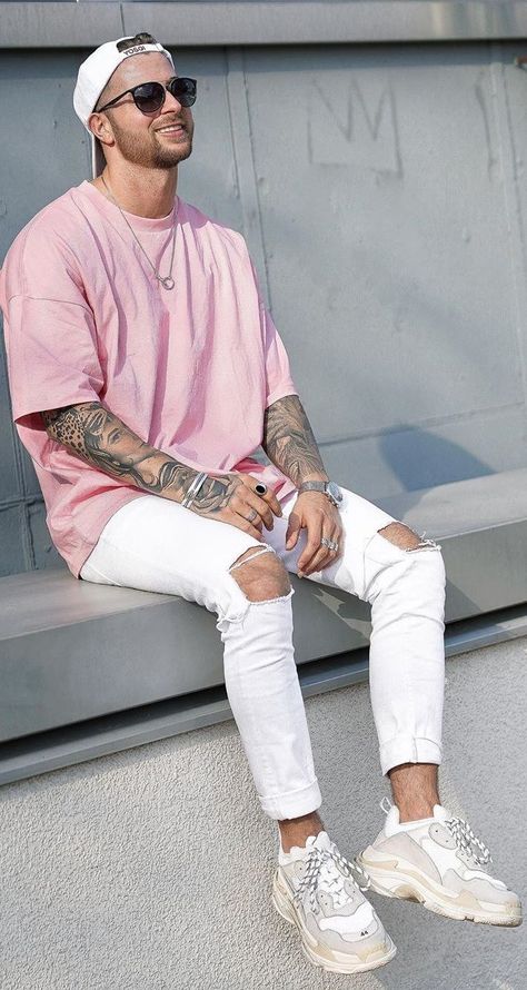 #summeroutfits #mensfashion #OOTD #mensoutfits #summer #style #fashion Pink Tshirt Outfit, Outfit Rosa, Summer Color Trends, White Pants Outfit, Mens Summer Outfits, Men With Street Style, Pastel Outfit, Men In Black, Men Fashion Casual