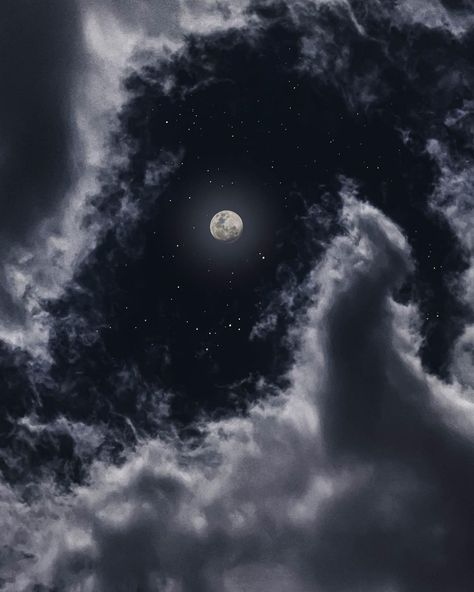 𝐀𝐧𝐮𝐩 𝐑𝐚𝐣 on Instagram: “Lunar World @picabuzz #picabuzz #clouds #cloudscape #waxingcrescent #moon #moonlight #iss #spacestation #space #deepskyphotography…” Majestic Landscape, Night Sunset, Abstract Portrait Painting, Blue Moon Photography, Cute Love Photos, Moon Clouds, Seek Adventure, The Moon Is Beautiful, Sky Moon