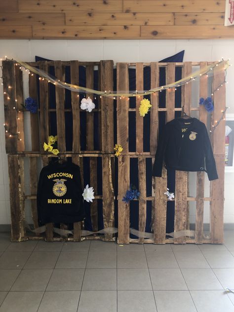 FFA Banquet photo backdrop pallets Ffa Photo Backdrop, Ffa Barnwarming Decorations, Photo Backdrop Pallets, Ffa Backdrop Ideas, Ffa Backdrop, Banquet Photo Backdrop, Ffa Banquet Ideas, Ffa Banquet Decorations, Ffa Decorations