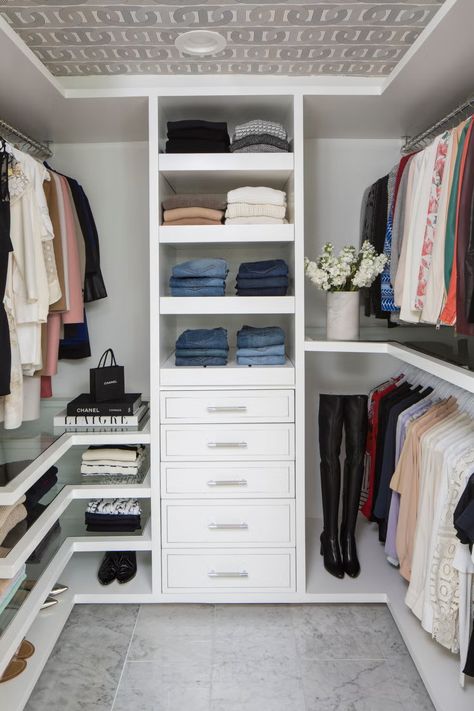 clean white walk-in closet Small Walk In Wardrobe, Small Walk In Closet Organization, Organizing Walk In Closet, Dream Dressing Room, Master Closet Design, Small Walk In Closet, White Closet, Walk In Closet Design, Walking Closet