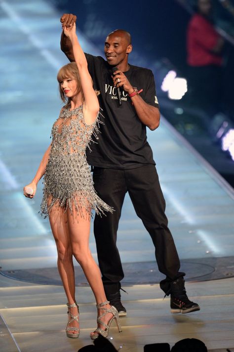 Pin for Later: Taylor Swift Just Made History at the Staples Center, With a Supersweet Twist Kobe Bryant Poster, Kobe Bryant Family, Kobe & Gigi, Vanessa Bryant, Kobe Bryant Pictures, Kobe Bryant Black Mamba, Taylor Swift Web, Estilo Taylor Swift, Staples Center