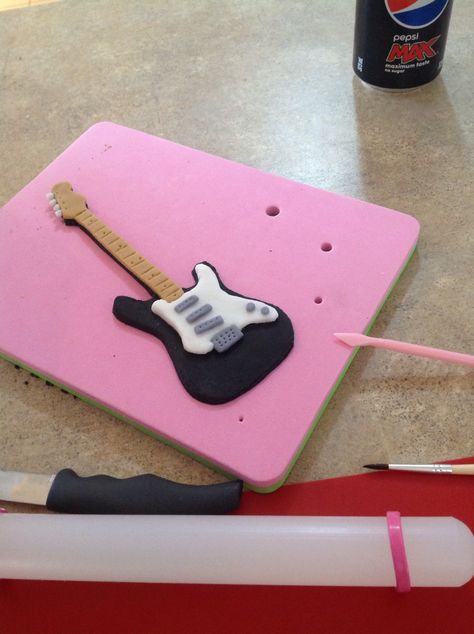 Guitar cake topper Fondant Guitar Tutorial, Fondant Guitar, Guitar Cake Topper, Guitar Birthday Cakes, Cake Topper Template, Piano Cakes, Melon Cake, Music Cakes, Music Cake