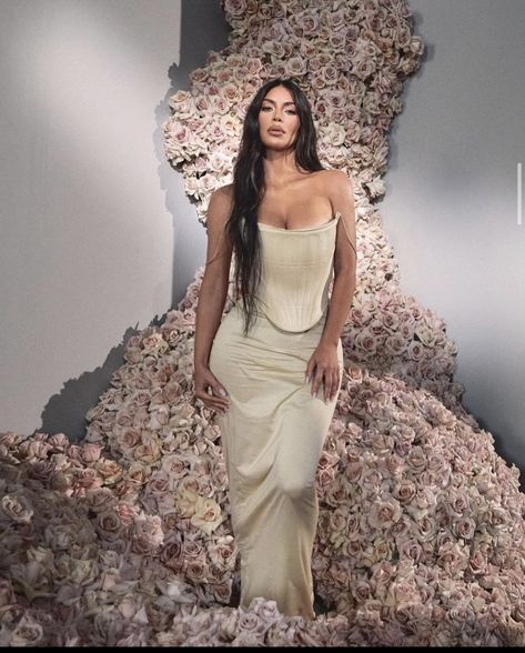 Kim Kardashian Photoshoot, Photography Hairstyles, Kylie Jenner Blonde, Kim Kardashian Wedding, Jeff Leatham, Look Kylie Jenner, Kim Kardashian Outfits, 21st Birthday Photoshoot, Beautiful Photoshoot Ideas