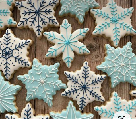 Blue Snowflake Cookies, Gingerbread Snowflakes Decorating Ideas, Snowflake Icing Design, Christmas Sugar Cookies Snowflakes, Snow Flake Cookie Designs, Winter Cookies Decorated Easy, Easy Snowflake Cookie Decorating, Winter Theme Cookies Decorated, Sugar Cookies Snowflake