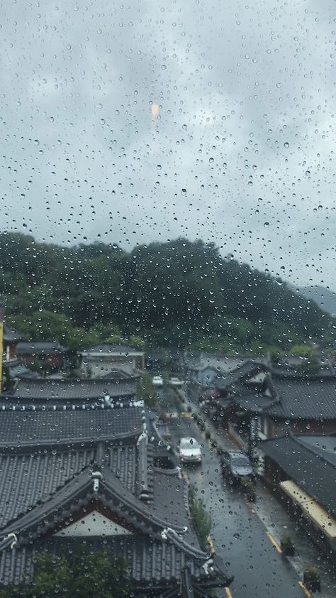 Rainy Day Japan Aesthetic, Korean Rain Aesthetic, Rainy Japan Wallpaper, Korean Rainy Day Aesthetic, Rainy Day In Korea, Rainy Seoul Aesthetic, Korea Rainy Day, Rainy Korea, Rain In Korea