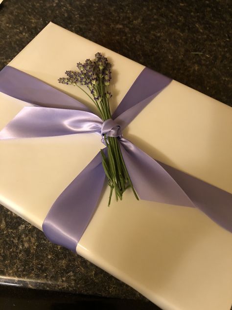 Lavender Gift Wrapping, Purple Gift Wrapping Ideas, Lavender Jewellery, Pretty Gift Wrapping Ideas, Lavender Gifts, Wedding Gift Wrapping, Packaging Ideas Business, Purple Gift, Purple Christmas