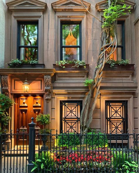 Private Newport on Instagram: “Cozy and dreamy...the Upper East Side of Manhattan on an early summer night. | 📷: Michelle Pugliese for Private Newport” New York Upper East Side Apartments, Brownstone House, Manhattan House, Nyc Brownstone, Brownstone Homes, New York Townhouse, Nyc Townhouse, City Picture, Townhouse Exterior