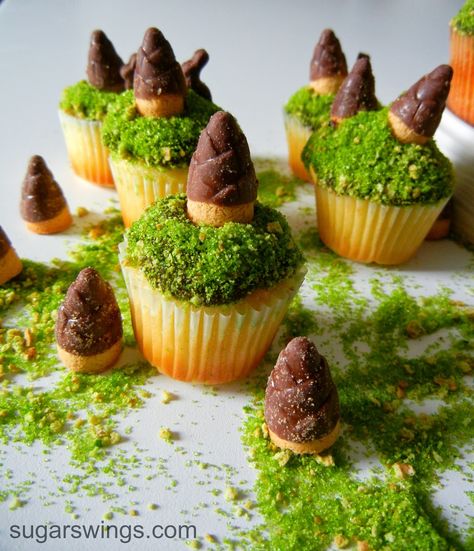 Sugar Swings! Serve Some: Woodland Christmas Gnome Cupcakes with Edible Moss Mossy Cupcakes, Moss Cupcakes, Gnome Cupcakes, Edible Moss, Hobbit Cake, Log Cake Stand, Hobbit Wedding, Camping Cakes, Sugar Geek