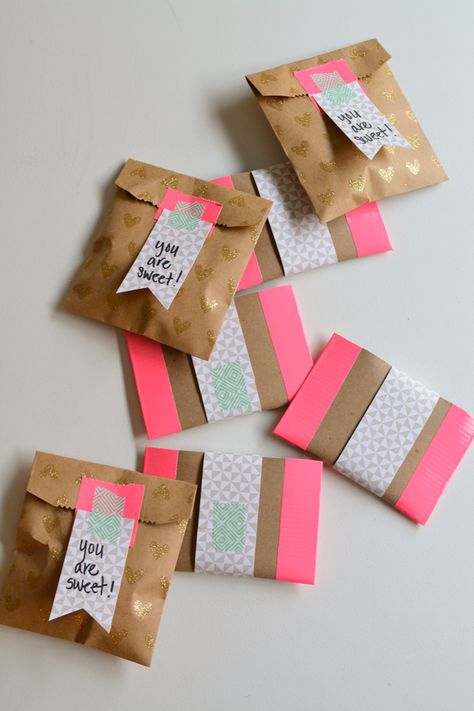 You don't have to be a great baker to give a sweet gift! Start with store-bought treats and package them up in a cute way. Here I created DIY cookie decorating kits that come with icing and sprinkles. This simple craft is perfect for Valentine's Day! Cookie Decorating Kit, Brown Paper Bags, Cookie Decorating Kits, Packaging Diy, Packaging Ideas Business, Handmade Packaging, 카드 디자인, Creative Gift Wrapping, Cadeau Diy