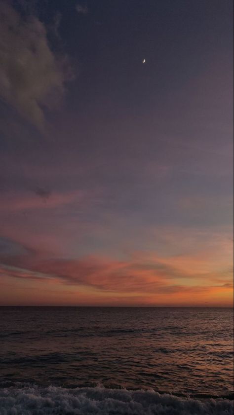 Moon And Sunset Wallpaper, Sea And Sunset Aesthetic, Beach Aesthetic Lockscreen, Sunset Skies Aesthetic, Beach Moon Wallpaper, Peaceful Wallpaper Aesthetic, Sunset Background Aesthetic, Ocean Aesthetic Sunset, Ocean Sunset Wallpaper