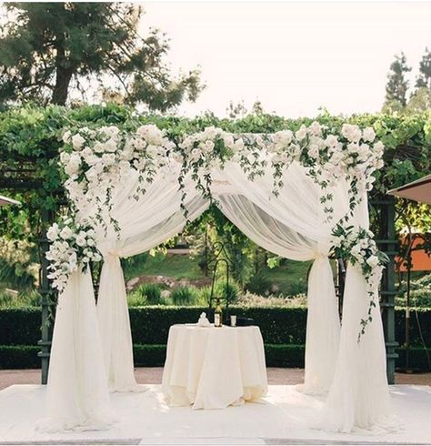 Tãããão lindo ❤❤❤ Wedding Chuppah, Wedding Setup, Wedding Backdrops, Gazebo Wedding, Wedding Ceremony Arch, Traditional Wedding Decor, Wedding Altars, Wedding Ceremony Backdrop, Wedding Venue Decorations