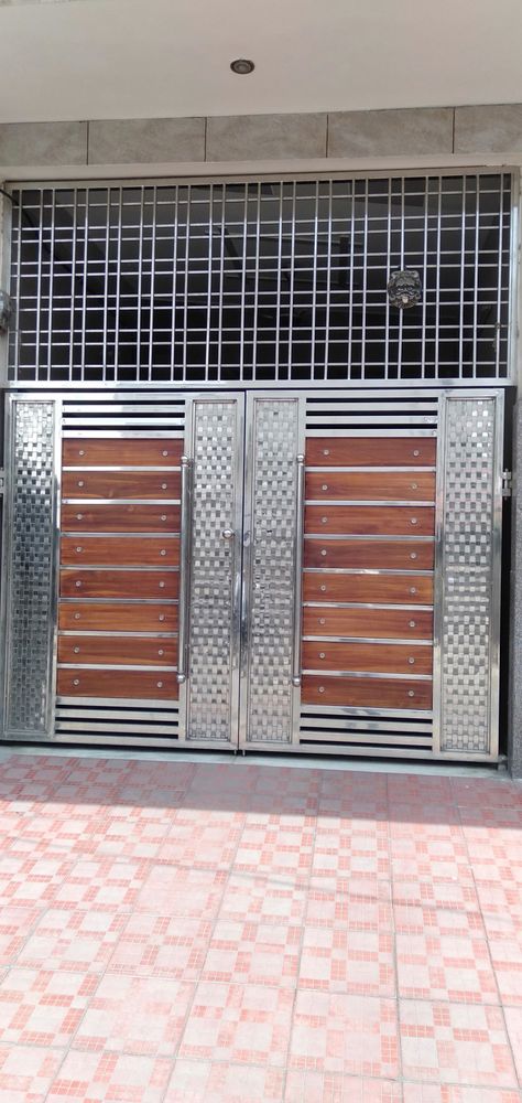 Ss Gate Design, Compound Gate, Ss Gate, Simple Gate, Balcony Glass Design, Stainless Steel Gate, Steel Gate Design, Front Gate Design, Front Gate