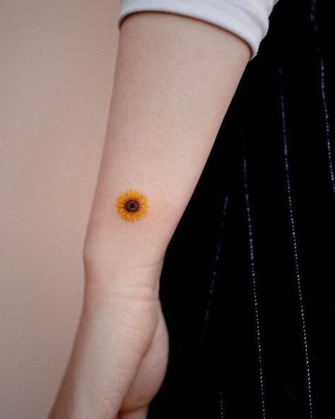 Yellow Flower Tattoos, Sunflower Tattoo Simple, Yellow Tattoo, Chicken Tattoo, Flower Wrist Tattoos, Tattoos For Women Flowers, Sunflower Tattoos, Jesus Love, Tatuaje A Color