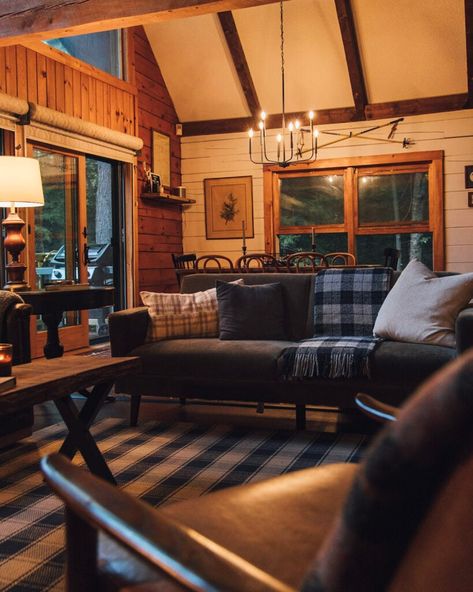 Our Vermont Log Cabin Tour - Kaitlin Madden Home Blogger Cozy Cabin Living Room, Cabin Decor Ideas, Cozy Cabin Aesthetic, Log Cabin Living Room, Modern Cabin Decor, Mountain Cabin Decor, Cabin Modern, Cabin Interior Design, Log Cabin Living